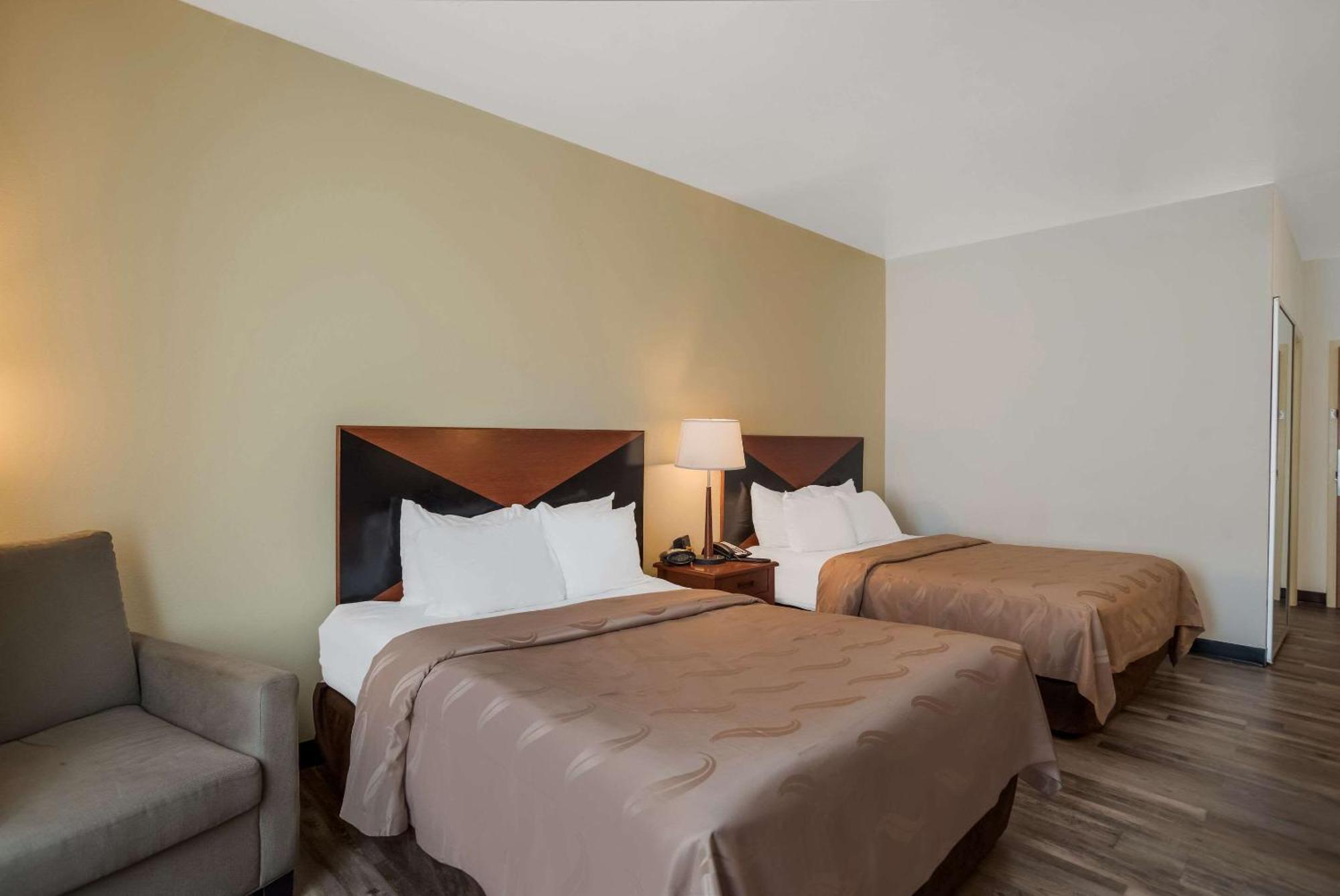 Quality Inn & Suites Chambersburg Exterior photo