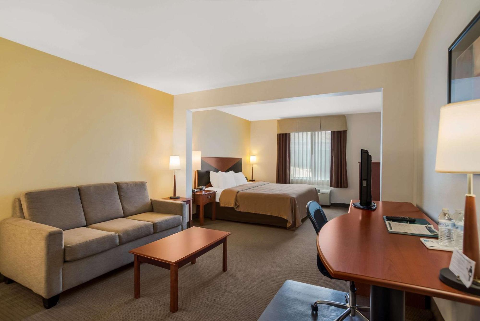 Quality Inn & Suites Chambersburg Exterior photo