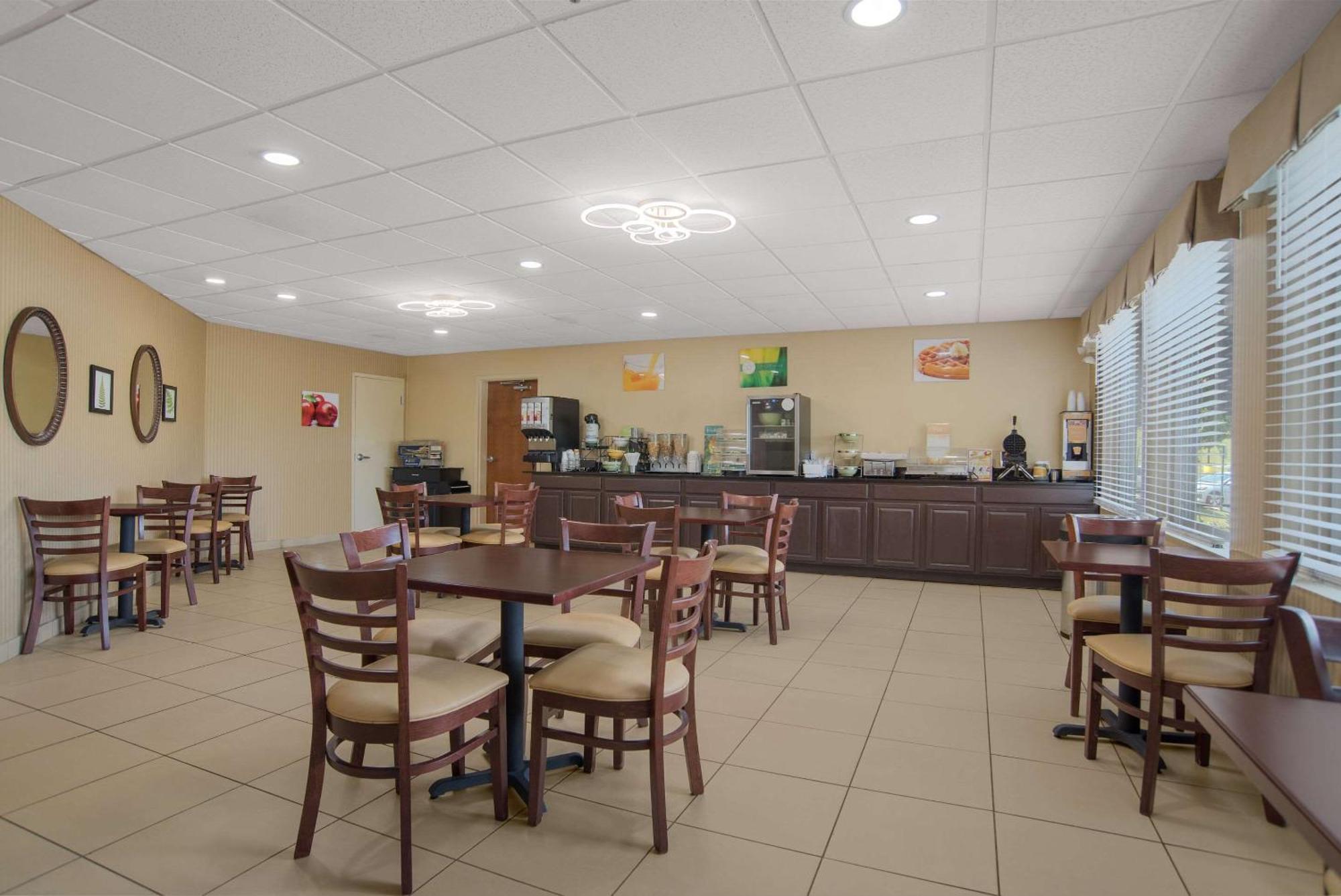 Quality Inn & Suites Chambersburg Exterior photo