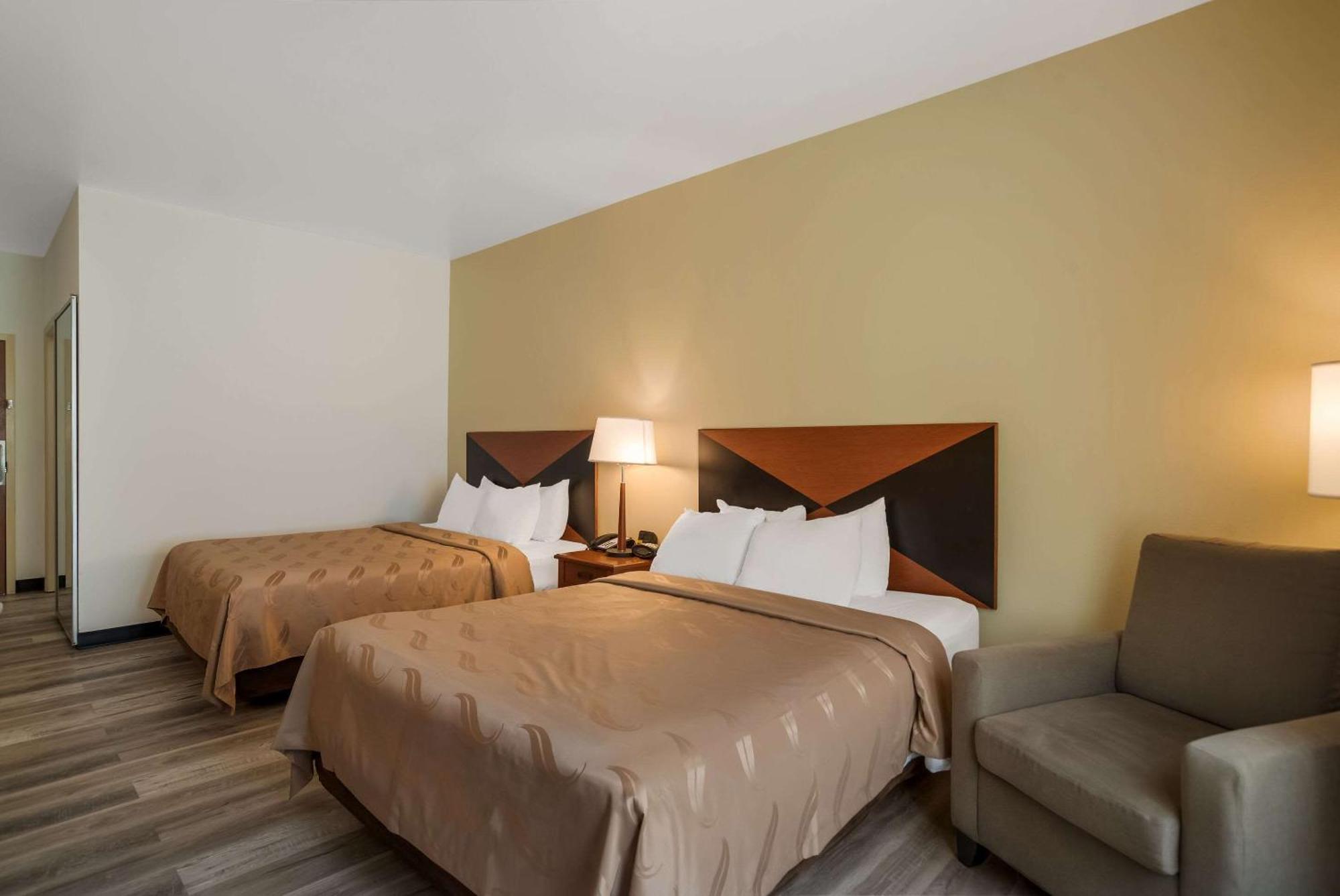 Quality Inn & Suites Chambersburg Exterior photo