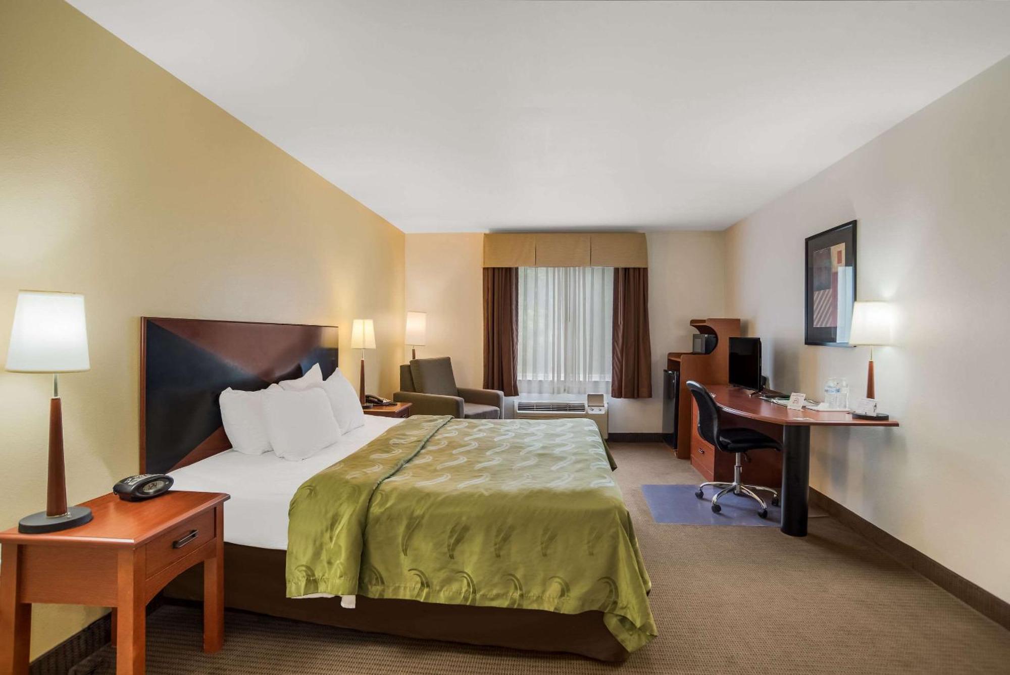 Quality Inn & Suites Chambersburg Exterior photo