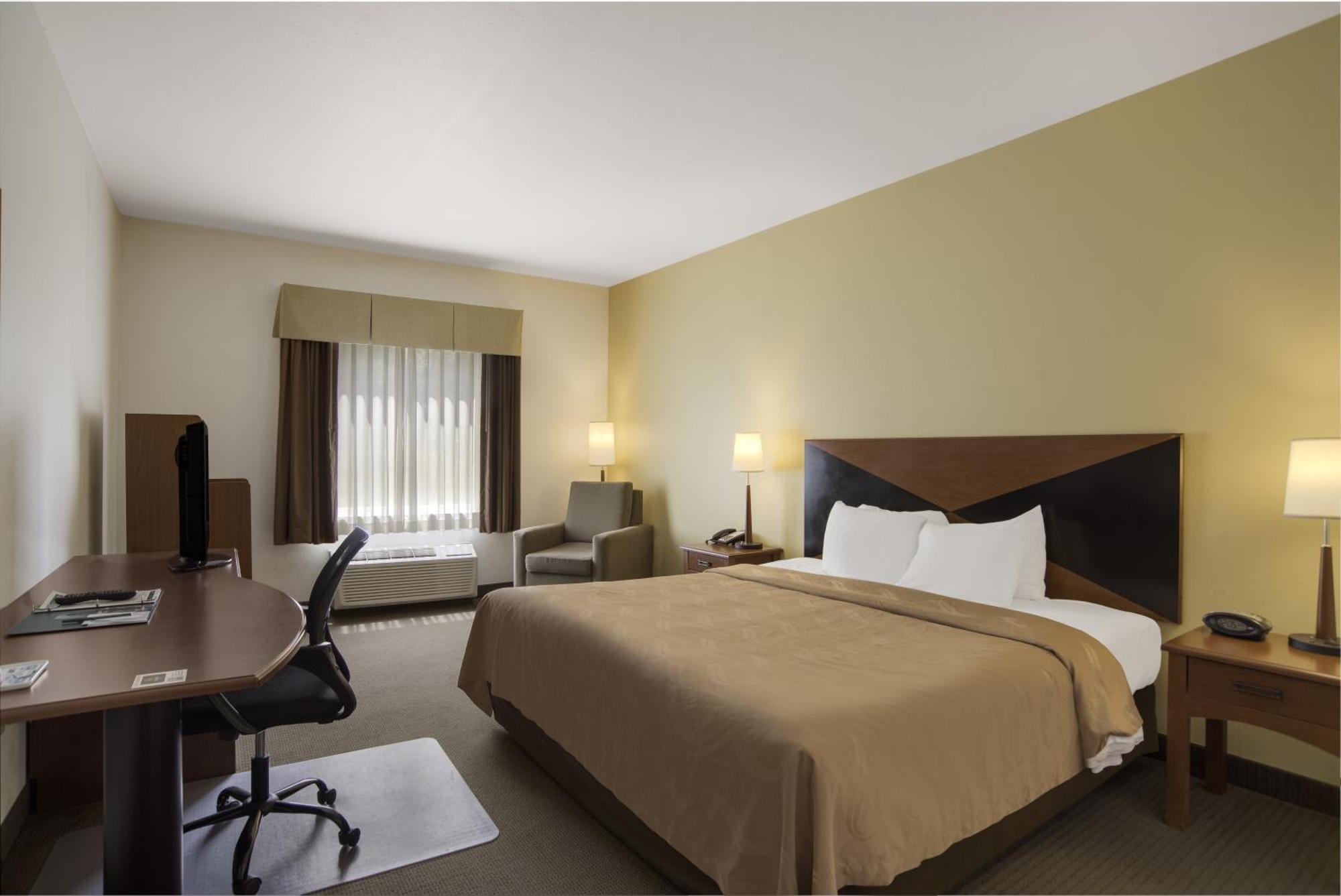 Quality Inn & Suites Chambersburg Exterior photo
